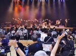 出演者の歌声で序盤から盛り上がる会場＝１５日、米子コンベンションセンター