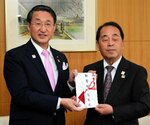 石野理事長（右）に寄付金を手渡す平井知事＝１５日、東京都千代田区