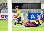 鳥取―奈良　ガイナーレは前半５分、普光院が相手ＧＫをかわして先制弾を放つ＝Ａｘｉｓバードスタジアム