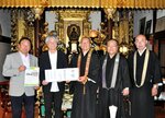 町民から寄せられた浄財を寄託した町仏教会の山石会長（中央）ら＝１５日、新温泉町飯野の巌山寺
