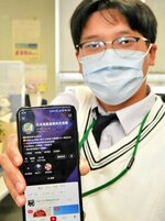 若者に人気のＳＮＳ「小紅書」の県公式アカウントを見せる徐さん＝１８日、県庁