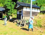 刈り払い機で雑草を刈り取るメンバー