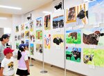 個性豊かな但馬牛の絵画作品が並ぶ会場＝１６日、新温泉町丹土の県立但馬牧場公園