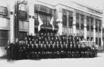 　「参天堂」設立時の従業員らと社屋＝１９２５年ごろ、大阪市内