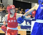 男子バンタム級・３回戦　米子北の児島（左）は３回、相手のボディにパンチを打ち込んで挽回を図る＝北ガスアリーナ札幌４６