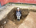 発掘で見つかった巨大な柱を据えた可能性がある穴＝川西市の加茂遺跡