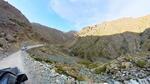 　道路脇に崖が続くパキスタン北部ギルギット・バルティスタン地域のデオサイ国立公園＝８月（共同）