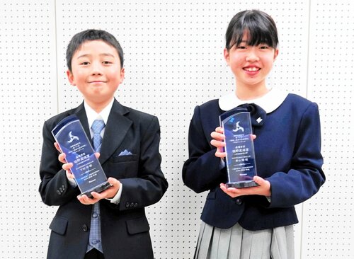 最優秀賞を受賞した下村君（左）と青山さん