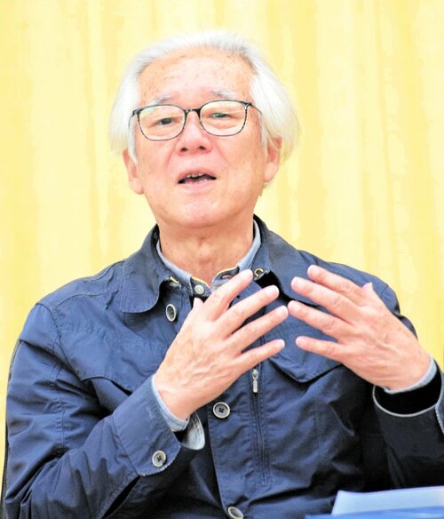 自分史作りのこつを伝授する黒田氏＝１５日、香美町の村岡区中央公民館