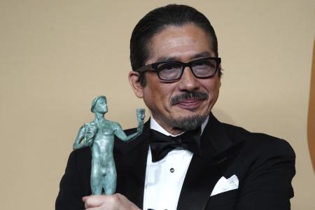 　米ドラマ「ＳＨＯＧＵＮ　将軍」が全米映画俳優組合賞で４冠を達成し、授賞式で写真に納まる真田広之さん＝２月、ロサンゼルス（ＡＰ＝共同）