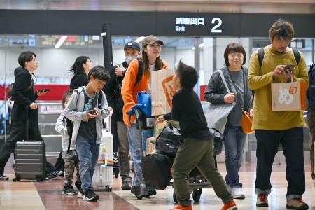 　ゴールデンウイーク最終日、混雑する羽田空港国内線到着ロビー＝６日午後
