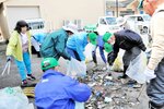 回収したごみを分別する参加者＝５日、香美町小代区実山の地域連携センター前