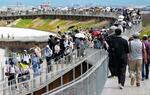 　多くの人でにぎわう大阪・関西万博会場の大屋根リング＝２２日午後、大阪市此花区の夢洲