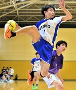 ＨＣ三光―米子高専　ＨＣ三光は前半、竹内（手前）がシュートを決めて９―４とリードを広げる＝境港市民第２体育館