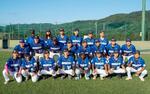 　集合写真に納まる「旭川ビースターズ」の選手たち＝８月、北海道富良野市（球団提供）