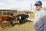 　米テキサス州ロバーツ郡で営む牧場を案内するブラッドリー・ヘールさん＝３月５日（共同）