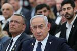 　エルサレムで開かれた行事に出席したイスラエルのネタニヤフ首相（中央）＝２０２５年４月２９日（ロイター＝共同）