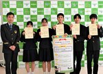 ＪＲ鳥取駅が募集した標語で受賞した鳥取商業高３年生ら