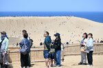 大型連休後半に入り、にぎわう鳥取市の鳥取砂丘＝３日午前