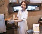 　シフォンケーキを作る荒田由香さん＝２日、岐阜県高山市