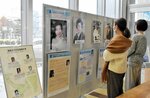 北朝鮮による拉致被害者の写真や家族のメッセージを見入る来庁者＝鳥取県庁１階ロビー