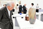 力作を鑑賞する来場者＝２１日、松江市袖師町