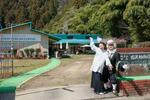 　発表会が行われた幼稚園跡地でポーズをとる辻本春菜さん（左）と亀崎唯史さん＝３月、和歌山県九度山町