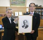 　新１万円札に印刷される渋沢栄一の肖像画の複製を国立印刷局の大津俊哉理事長（左）から贈呈された埼玉県の大野元裕知事＝３１日午後、埼玉県庁