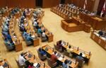 　米軍への抗議決議と日本政府への意見書を可決した沖縄県議会＝９日午前