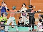 試合後、ポーズを決めるブラックバファロー（右）と因幡のバッファローＪｒ＝１８日、鳥取市松上の明治小体育館