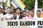 　２０２４年４月２１日に行われた「東京レインボープライド」。ピンク色のジャケットを着ているのが、南定四郎さん＝東京都渋谷区