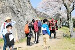 武者ガイド（右）の案内で観光を楽しむ参加者ら＝１日、米子市久米町の米子城跡