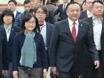 　１６日、台北の松山空港に到着した中国上海市の華源副市長（手前右）ら（共同）