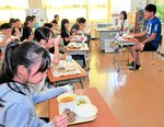 ガイナーレ鳥取の選手と一緒に「ガイナーレ丼」などを味わう児童ら