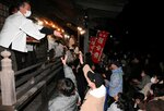 日御﨑神社の節分祭で豆をまく氏子ら