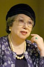 　インタビューに応じる新川和江さん＝２００５年９月