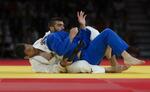 　男子８１キロ級決勝　ジョージア選手（右）を攻める永瀬貴規＝パリ（共同）