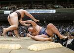 　豊昇龍（右）が上手投げで霧島に敗れる＝両国国技館