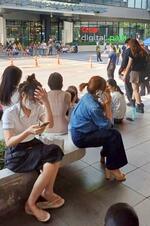 　タイの首都バンコクでビルから避難した人たち＝２８日（共同）