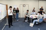  ワークショップで関係人口を増やす施策を発表する大学生＝７日、琴浦町役場 
