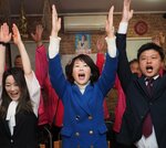 トップ当選し支援者と万歳する山川さん＝２５日午後１０時２２分、米子市皆生温泉１丁目