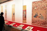 江戸時代から近現代までの色彩豊かな美人画が並ぶ会場
