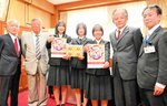 高校生に未成年飲酒防止を呼びかけるチラシを贈呈した松元専務理事（左から２人目）＝豊岡市京町の豊岡高