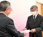 市内の文化施設の段階的な縮減と再編に関する提言書を深沢市長（左）に提出する張委員長＝１５日、鳥取市役所