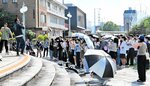 高校生バンドの歌を楽しむ聴衆