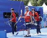 　男子団体準々決勝　韓国に敗れ、肩を落とす（左から）中西絢哉、古川高晴、斉藤史弥＝パリ（共同）