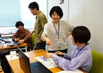 服装基準ガイドに沿って軽装で勤務する職員ら＝１日、鳥取県庁