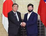 　チリのボリッチ大統領（右）と握手する石破首相＝１１日午後、首相公邸（代表撮影）