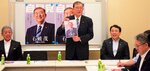 完成したポスターを手にあいさつする石破氏（左から２人目）＝３０日、国会内