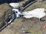 　岐阜県郡上市白鳥町の田んぼに墜落した小型ヘリコプター＝２３日午後２時２５分（共同通信社ヘリから）